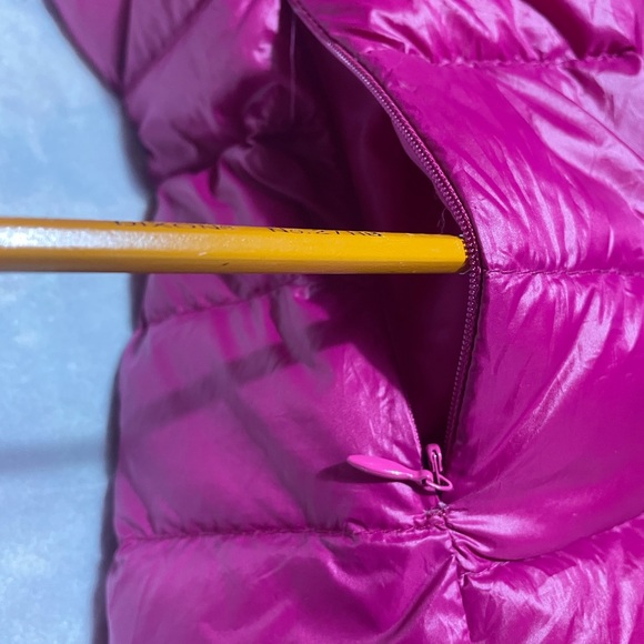 Lightweight down vest fuchsia color with zipper closed pockets US Women Size S - Picture 4 of 6